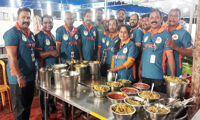 സ്കൂൾ കലോത്സവ വേദിയിൽ സന്നദ്ധപ്രവർത്തനവുമായി ട്രാക്ക് ടീം