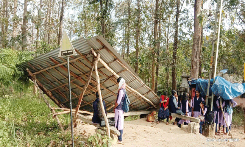 കാത്തിരിപ്പുകേന്ദ്രം കാറ്റില് തകര്ന്നു കാത്തിരിപ്പുകേന്ദ്രം കാറ്റില് തകര്ന്നു