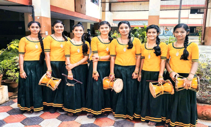 ഹൈസ്കൂൾ വിഭാഗം നാടൻപാട്ടിൽ എ ഗ്രേഡ് നേടിയ പൂന്തുറ സെന്റ് ഫിലോമിനാസ് ഗേൾസ് ഹൈസ്കൂൾ ടീം ഹൈസ്കൂൾ വിഭാഗം നാടൻപാട്ടിൽ എ ഗ്രേഡ് നേടിയ പൂന്തുറ സെന്റ് ഫിലോമിനാസ് ഗേൾസ് ഹൈസ്കൂൾ ടീം