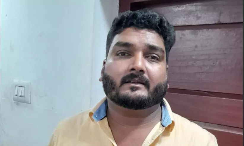 റോഡിൽ കുടുങ്ങിയ ‘ജഡ്ജി’ക്ക് ആദ്യം സല്യൂട്ട്, പിന്നെ ലോക്കപ്പ്; ജഡ്ജി ചമഞ്ഞ് പൊലീസിനെ വട്ടംകറക്കിയ യുവാവ് അറസ്റ്റിൽ റോഡിൽ കുടുങ്ങിയ ‘ജഡ്ജി’ക്ക് ആദ്യം സല്യൂട്ട്, പിന്നെ ലോക്കപ്പ്; ജഡ്ജി ചമഞ്ഞ് പൊലീസിനെ വട്ടംകറക്കിയ യുവാവ് അറസ്റ്റിൽ