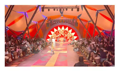 ബോ​ളി​വാ​ഡ് സി​റ്റി; ഡിസ്‌നി കാസലിന് ചുറ്റും വൈവിധ്യമാർന്ന വിനോദ കൂടാരങ്ങൾ