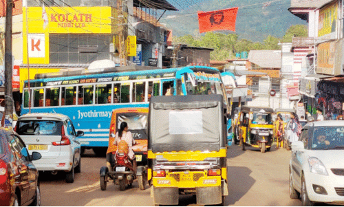 കുരുക്കഴിയാതെ കേളകം ടൗൺ