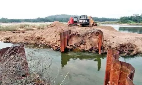 ഭാ​ര​ത​പ്പു​ഴ​യി​ൽ കു​ടി​വെ​ള്ള​ത്തി​നു​വേ​ണ്ടി കോ​ടി​ക​ൾ ചെല​വ​ഴി​ച്ച് നി​ർ​മി​ച്ച ത​ട​യ​ണ മ​ണ്ണ് മാ​ന്തി  യ​ന്ത്രം കൊ​ണ്ട് പൊ​ളി​ച്ച് നീ​ക്കു​ന്നു