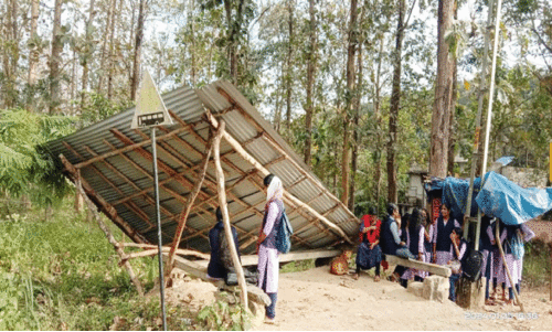 കാത്തിരിപ്പുകേന്ദ്രം കാറ്റില്‍ തകര്‍ന്നു