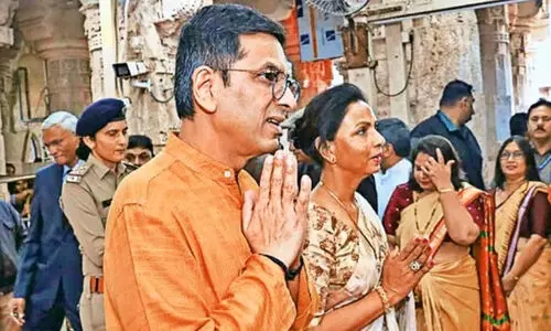 ക്ഷേത്ര ധ്വജങ്ങൾ പ്രചോദനമെന്ന് ചീഫ് ജസ്റ്റിസ് ചന്ദ്രചൂഡ്; നീതിയുടെ കൊടിക്ക് നിറം മൂന്നെന്ന് അസദുദ്ദീൻ ഉവൈസി