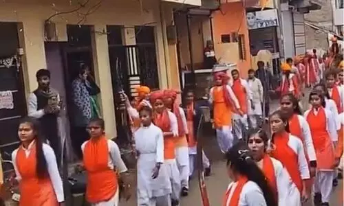 ഹിന്ദു ജാ​ഗരൺ മഞ്ചിന്‍റെ റാലിയിൽ വാളുമേന്തി പ്രായപൂർത്തിയാകാത്ത പെൺകുട്ടികൾ; സംഭവം പൊലീസ് നോക്കിനിൽക്കെ