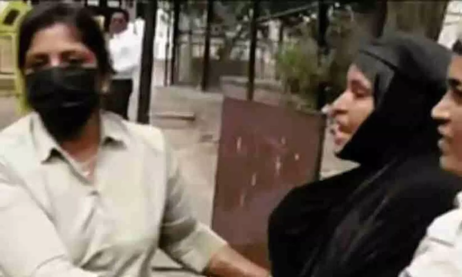 വിധാൻ സൗധക്ക് പുറത്ത് ദമ്പതികളുടെ ആത്മഹത്യ ശ്രമം; പൊലീസ് കേസെടുത്തു