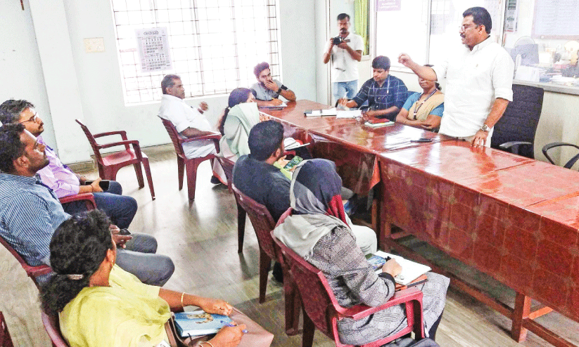 കൊയ്തിട്ട് കുതിർന്ന നെല്ലിന് സപ്ലൈകോ വിലയും ഇൻഷൂറൻസുമില്ല, പ്രതിസന്ധിയിൽ കർഷകർ