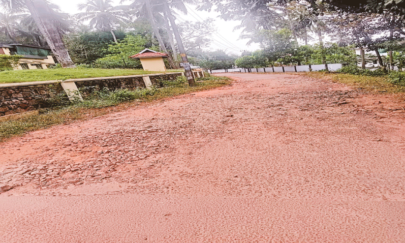 വേങ്ങ-കണ്ടമംഗലം റോഡിലൂടെ കഠിനമീ യാത്ര വേങ്ങ-കണ്ടമംഗലം റോഡിലൂടെ കഠിനമീ യാത്ര