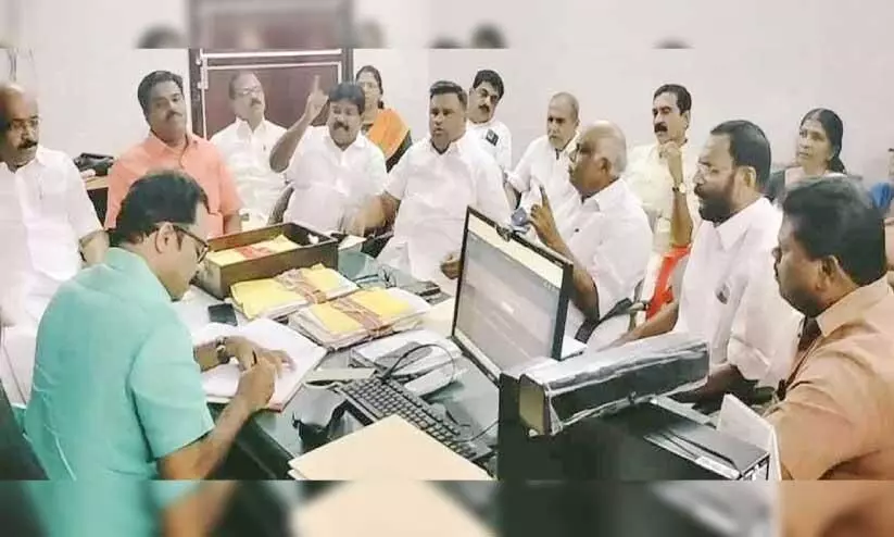 കാ​യം​കു​ളം ന​ഗ​ര​സ​ഭ സെ​ക്ര​ട്ട​റി​യെ യു.​ഡി.​എ​ഫ് അം​ഗ​ങ്ങ​ൾ ഉ​പ​രോ​ധി​ക്കു​ന്നു