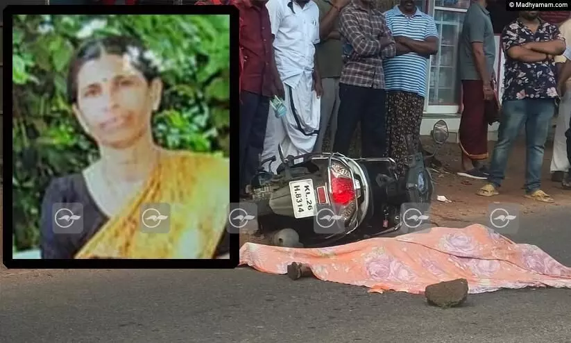 സ്കൂട്ടറില് ടിപ്പര് ലോറിയിടിച്ച് വീട്ടമ്മ മരിച്ചു സ്കൂട്ടറില് ടിപ്പര് ലോറിയിടിച്ച് വീട്ടമ്മ മരിച്ചു