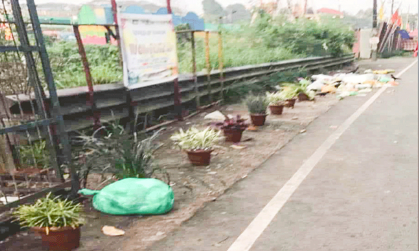 സ്നേഹാരാമം പദ്ധതിയും പൊളിച്ചു