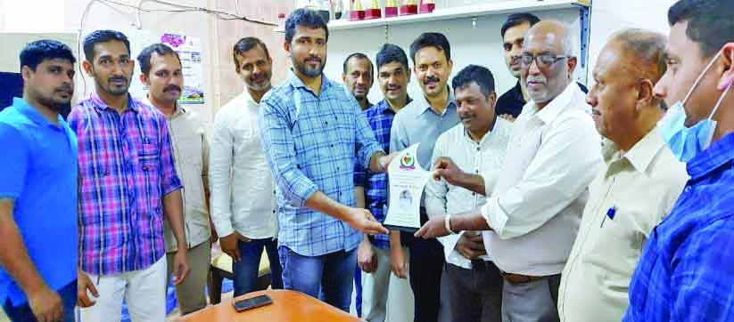 മെ​ഹ​ബൂ​ബ് ചെ​റി​യ​വ​ള​പ്പി​നെ ധർമടം ​െക.എം.സി.സി അനുമോദിച്ചു