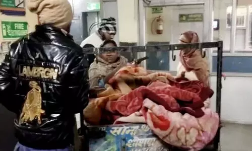 കൊടുംതണുപ്പിൽ ആശുപത്രിക്ക് പുറത്ത് പച്ചക്കറി വണ്ടിയിൽ പ്രസവിച്ച് യുവതി