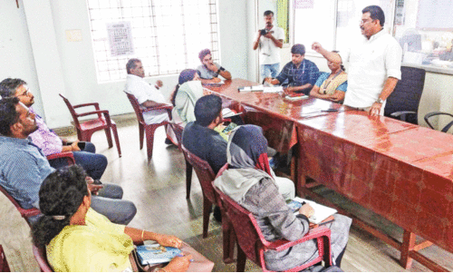 കൊയ്തിട്ട് കുതിർന്ന നെല്ലിന് സപ്ലൈകോ വിലയും ഇൻഷൂറൻസുമില്ല, പ്രതിസന്ധിയിൽ കർഷകർ