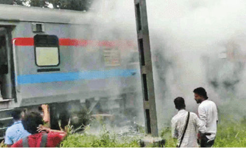 പാളത്തിൽനിന്ന് പൊടിപടലം;  പരിഭ്രാന്തിയിലായി ട്രെയിൻ യാത്രക്കാർ