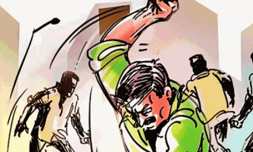 സ​ർ​ജാ​പു​ര റോ​ഡി​ൽ കാ​ർ ത​ട​ഞ്ഞ്  അ​ക്ര​മി​സം​ഘം