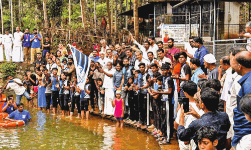 തു​ട​ർ​ച്ച​യാ​യി നീ​ന്തി ക​യ​റി  ആ​റു വ​യ​സ്സുകാ​രി