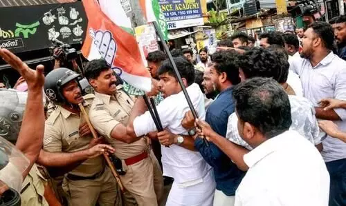 പ്രതിഷേധക്കാരും പൊലീസും തമ്മിൽ ജനറൽ ആശുപത്രിക്ക് മുന്നിൽ നടന്ന സംഘർഷം പ്രതിഷേധക്കാരും പൊലീസും തമ്മിൽ ജനറൽ ആശുപത്രിക്ക് മുന്നിൽ നടന്ന സംഘർഷം