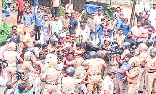 തൊ​ടു​പു​ഴ-​മു​വാ​റ്റു​പു​ഴ റോ​ഡി​ൽ സം​ഘ​ർ​ഷാ​വ​സ്ഥ സൃ​ഷ്ടി​ച്ചു