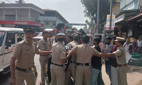 ഗവർണർക്ക് എരമംഗലത്ത് എസ്.എഫ്.ഐ കരിങ്കൊടി ഗവർണർക്ക് എരമംഗലത്ത് എസ്.എഫ്.ഐ കരിങ്കൊടി