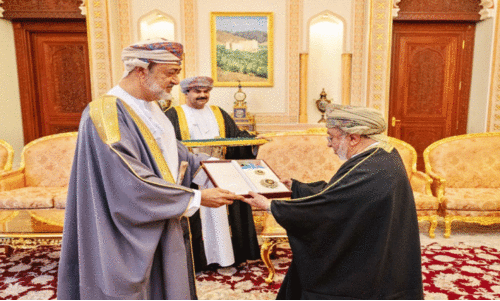 ആ​ദ്യ നി​യ​മ​കാ​ര്യ മ​ന്ത്രി​ക്ക്​ സു​ൽ​ത്താ​ൻ രാ​ജ​കീ​യ പ്ര​ശം​സാ​മെ​ഡ​ൽ സ​മ്മാ​നി​ച്ചു