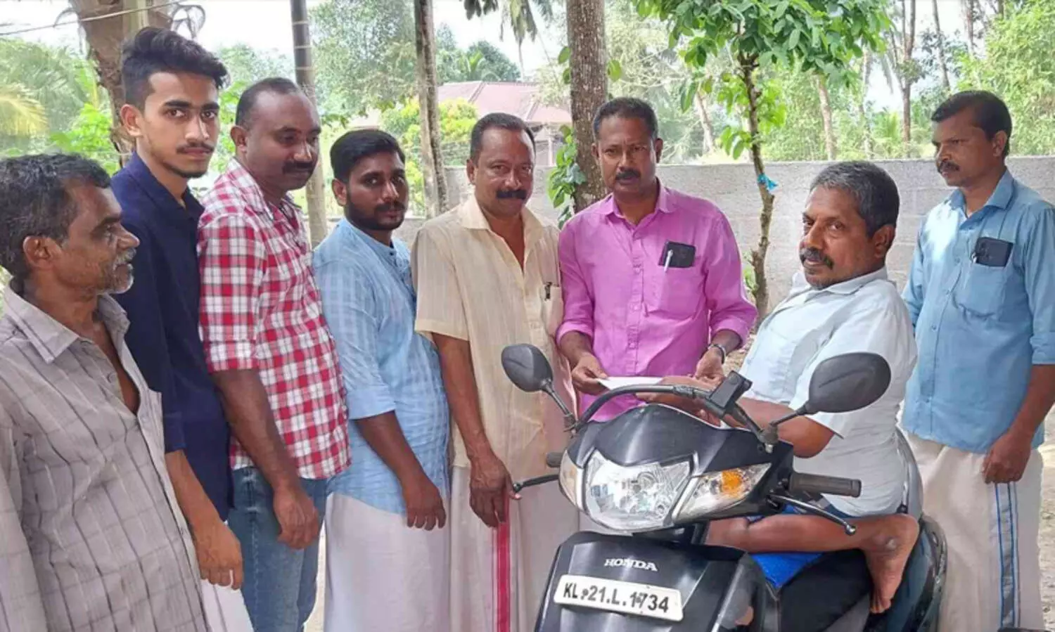 മസ്റ്ററിങ് നടത്താനായില്ല, ഭിന്നശേഷിക്കാരന് പെൻഷൻ മുടങ്ങി; തുക നൽകി കോൺഗ്രസുകാർ