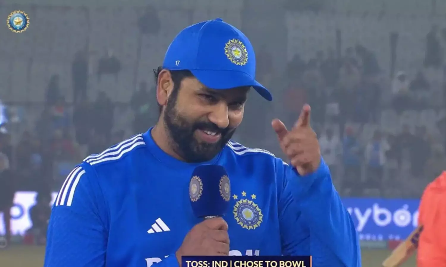 ഇടവേളക്കുശേഷം ട്വന്‍റി20യിൽ; ടോസിനിടെ സഹതാരത്തിന്‍റെ പേര് മറന്ന് രോഹിത്! പൊട്ടിച്ചിരി...