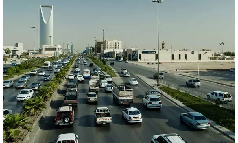 സൗദി: നി​ര​ത്തു​ക​ളി​ൽ മറ്റ്​ വാഹനങ്ങൾക്കിടയിൽ ഓടിച്ചുകയറ്റുന്നത്​ ഗുരുതര കുറ്റം