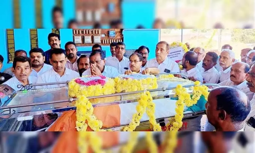 ഡി.​സി.​സി ജ​ന​റ​ൽ സെ​ക്ര​ട്ട​റി വി​നോ​ദ് കു​മാ​ർ പ​ള്ള​യി​ൽവീ​ടി​ന്റെ മൃ​ത​ദേ​ഹ​ത്തി​ൽ രാ​ജ് മോ​ഹ​ൻ  ഉ​ണ്ണി​ത്താ​ൻ എം.​പി അന്ത്യാഞ്ജലിയർപിക്കുന്നു