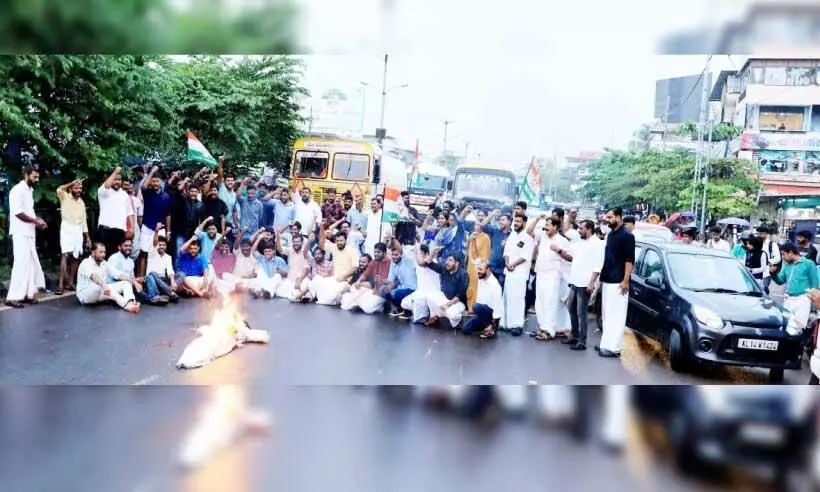 രാഹുൽ മാങ്കൂട്ടത്തിലിനെ അറസ്റ്റ് ചെയ്തതിൽ പ്രതിഷേധിച്ച് യൂത്ത് കോൺഗ്രസ് ജില്ല കമ്മിറ്റിയുടെ നേതൃത്വത്തിൽ കാഞ്ഞങ്ങാട്ട് റോഡ് ഉപരോധിക്കുന്നു രാഹുൽ മാങ്കൂട്ടത്തിലിനെ അറസ്റ്റ് ചെയ്തതിൽ പ്രതിഷേധിച്ച് യൂത്ത് കോൺഗ്രസ് ജില്ല കമ്മിറ്റിയുടെ നേതൃത്വത്തിൽ കാഞ്ഞങ്ങാട്ട് റോഡ് ഉപരോധിക്കുന്നു