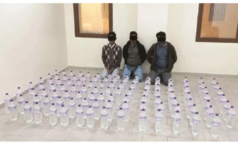 മ​ദ്യ​വു​മാ​യി പ്ര​വാ​സി​ക​ൾ അ​റ​സ്റ്റി​ൽ