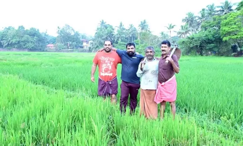 അ​തി​യാ​മ്പൂ​രി​ലെ ബി. ​ഗം​ഗാ​ധ​ര​ൻ, പി.​വി. സാ​ലു, കെ. ​ഉ​ണ്ണി​കൃ​ഷ്ണ​ൻ, കെ.പി. ധീ​ര​ജ് എന്നിവർ പാ​ട​ത്ത്