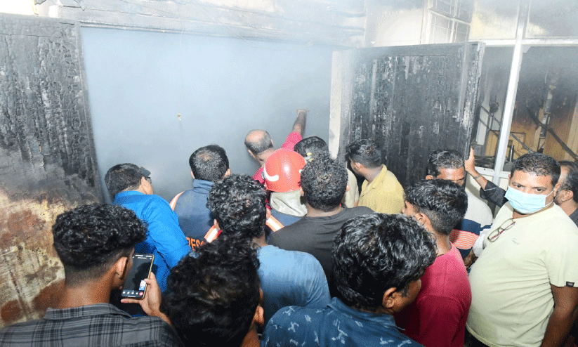 തോട്ടടയിൽ വസ്ത്രവ്യാപാര കേന്ദ്രത്തിൽ വൻ തീപിടിത്തം