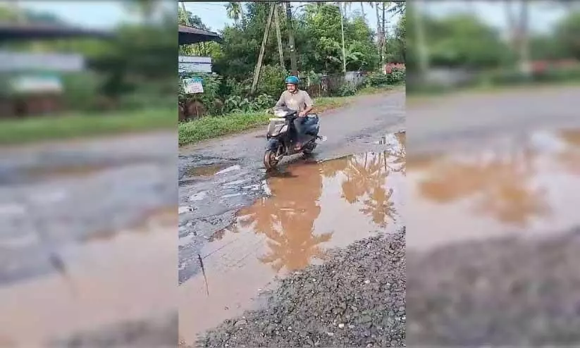 വെ​ള്ളി​ക്കു​ള​ങ്ങ​ര കൊ​ടു​ങ്ങ​യി​ല്‍ റോ​ഡ് ത​ക​ര്‍ന്ന് രൂ​പ​പ്പെ​ട്ട  കു​ഴി​ക​ള്‍