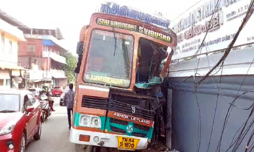 ചരക്കുലോറി വൈദ്യുതിപോസ്റ്റുകള്‍ ഇടിച്ചുതകര്‍ത്തു