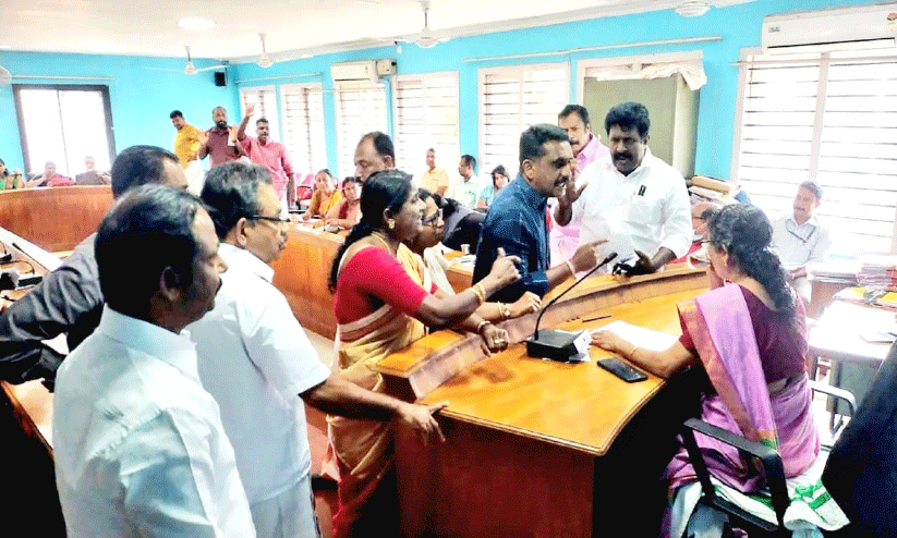 പുനലൂർ നഗരസഭ കൗൺസിലിൽ സംഘർഷം പുനലൂർ നഗരസഭ കൗൺസിലിൽ സംഘർഷം