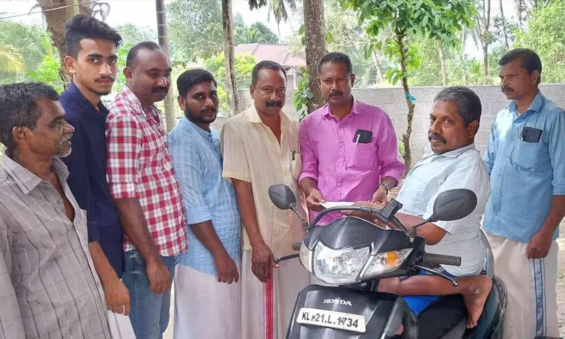 മസ്റ്ററിങ് നടത്താനായില്ല, ഭിന്നശേഷിക്കാരന് പെൻഷൻ മുടങ്ങി; തുക നൽകി കോൺഗ്രസുകാർ