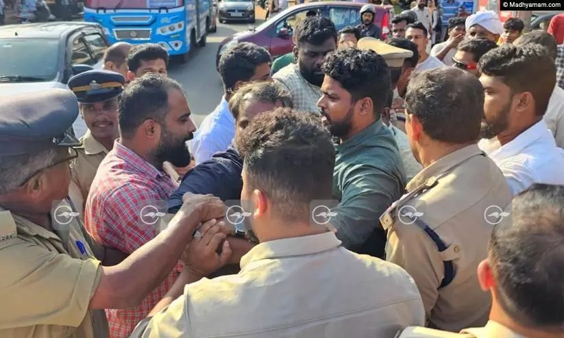 രാഹുൽ മാങ്കൂട്ടത്തിലിന്റെ അറസ്റ്റ്: മലപ്പുറത്ത് രണ്ടിടത്ത് മുഖ്യമന്ത്രിക്ക് യൂത്ത് കോൺഗ്രസിന്റെ കരിങ്കൊടി രാഹുൽ മാങ്കൂട്ടത്തിലിന്റെ അറസ്റ്റ്: മലപ്പുറത്ത് രണ്ടിടത്ത് മുഖ്യമന്ത്രിക്ക് യൂത്ത് കോൺഗ്രസിന്റെ കരിങ്കൊടി