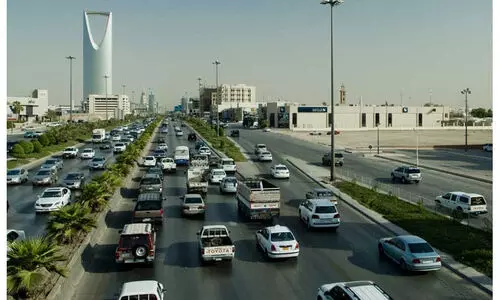 സൗദി: നി​ര​ത്തു​ക​ളി​ൽ മറ്റ്​ വാഹനങ്ങൾക്കിടയിൽ ഓടിച്ചുകയറ്റുന്നത്​ ഗുരുതര കുറ്റം