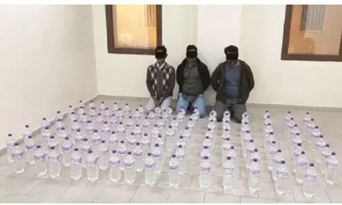 മ​ദ്യ​വു​മാ​യി പ്ര​വാ​സി​ക​ൾ അ​റ​സ്റ്റി​ൽ