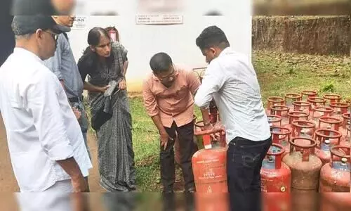 ചി​റ്റാ​രി​ക്ക​ൻ ഈ​സ്റ്റ് എ​ളേ​രി ഗ്യാ​സ് ഏ​ജ​ൻ​സി​യി​ൽ സി​വി​ൽ സ​പ്ലൈ ഉ​ദ്യോ​ഗ​സ്ഥ​ർ പ​രി​ശോ​ധ​ന ന​ട​ത്തു​ന്നു