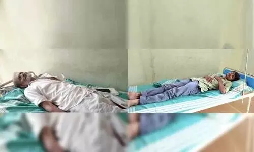 മർദനത്തിൽ പരിക്കേറ്റ് ചെ​ങ്ക​ള സ​ഹ​ക​ര​ണ ആ​ശു​പ​ത്രി​യി​ൽ ക​ഴി​യു​ന്ന അ​ബ്ദു​ൽ റ​ഹ്മാ​നും മകൻ ഉ​സ്മാ​നും