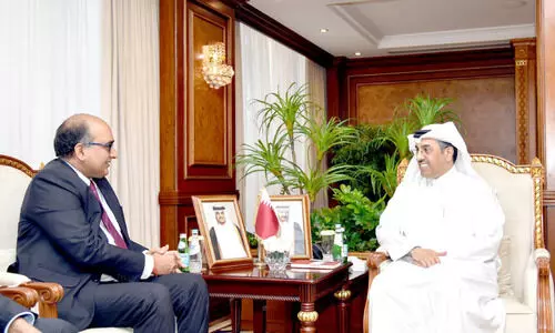 ഇ​ന്ത്യ​ൻ അം​ബാ​സ​ഡ​റും ഖ​ത്ത​ർ തൊ​ഴി​ൽമ​​ന്ത്രി​യും കൂ​ടി​ക്കാ​ഴ്ച ന​ട​ത്തി