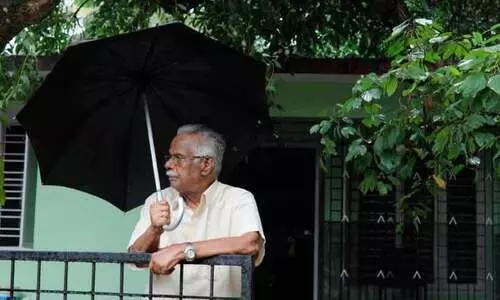 സി​​നി​​മ തീ​​രു​​മ്പോ​​ൾ   ഒ​​രു വാ​​ന​​മ്പാ​​ടി പ​​റ​​ക്കു​​ന്നു