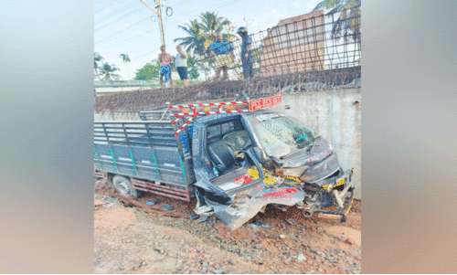 പിലാത്തറ ദേശീയപാതയില് വീണ്ടും അപകടം; പിക്കപ്പ് വാൻ മറിഞ്ഞ് മുന്നുപേര്ക്ക് പരിക്ക് പിലാത്തറ ദേശീയപാതയില് വീണ്ടും അപകടം; പിക്കപ്പ് വാൻ മറിഞ്ഞ് മുന്നുപേര്ക്ക് പരിക്ക്