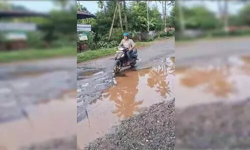 വെ​ള്ളി​ക്കു​ള​ങ്ങ​ര കൊ​ടു​ങ്ങ​യി​ല്‍ റോ​ഡ് ത​ക​ര്‍ന്ന് രൂ​പ​പ്പെ​ട്ട  കു​ഴി​ക​ള്‍