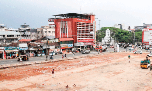 ഷോ​പ്പി​ങ്​ കോം​പ്ല​ക്‌​സ് പൊ​ളി​ച്ചശേഷം