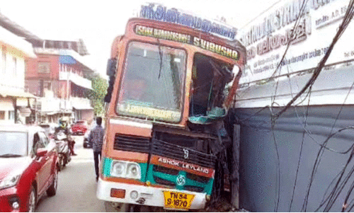 ചരക്കുലോറി വൈദ്യുതിപോസ്റ്റുകള്‍ ഇടിച്ചുതകര്‍ത്തു