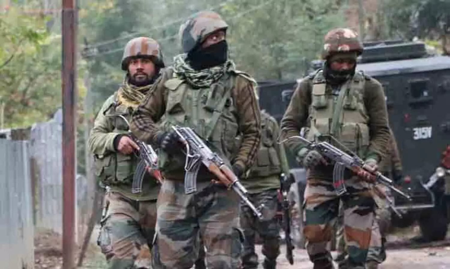 ജമ്മു കശ്മീരിൽ സൈനിക വാഹനങ്ങൾക്ക് നേരെ വീണ്ടും ഭീകരവാദി ആക്രമണം; സൈന്യം തിരിച്ചടിച്ചു